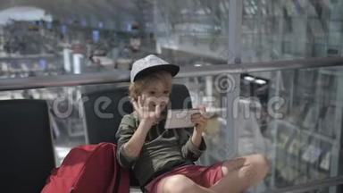 出发前在机场智能手机上可爱的儿童视频聊天。